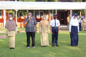 PENYERAHAN SISWA BARU SECARA SIMBOLIS OLEH WALI MURID