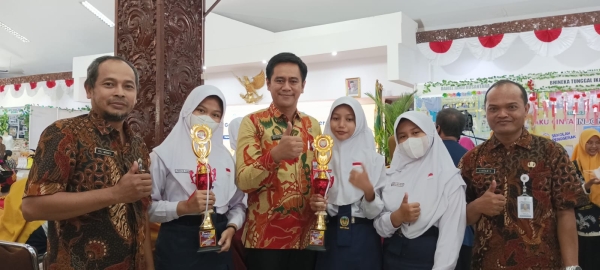 SMPN 1 Boja Juara 1 lomba Literasi Sekolah dan Retelling Story pada HUT ke-3 Kendal Pintar Berbagi